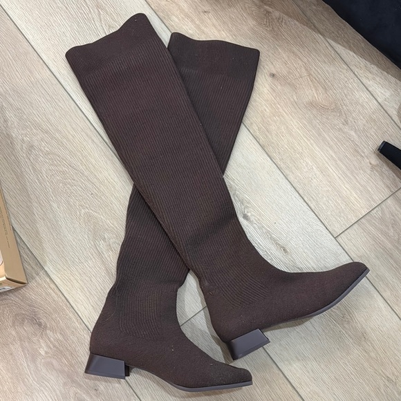 Brown Dress Socks for Elegant Occasions - Picture 2 of 3